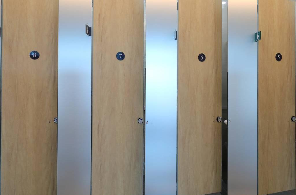 Bathroom Cleaner Programs for Multi-Location Facility Operations