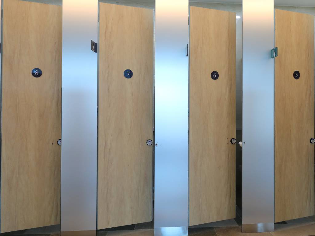 Bathroom Cleaner Programs for Multi-Location Facility Operations